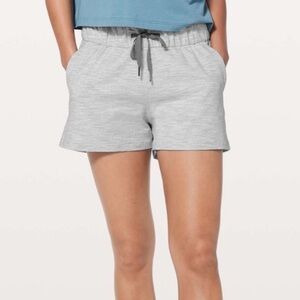 Lululemon On the Fly MR Short 2.5" Space Nimbus Battleship / Alpine White Sz 10